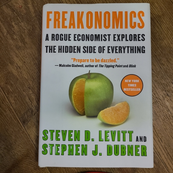 Freakonomics 1st Ed Hardcopy Rogue Economist Explores Hidden side of Everything - Picture 1 of 7